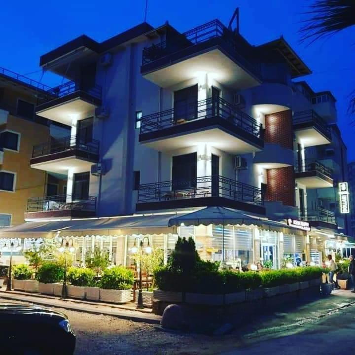 Hotel Dollari Kryemëdhej Екстериор снимка