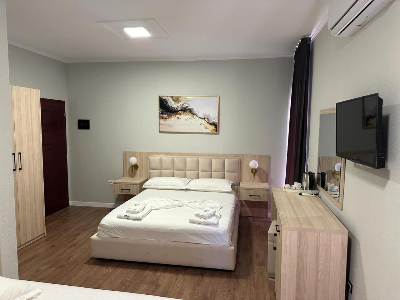 Hotel Dollari Kryemëdhej Екстериор снимка