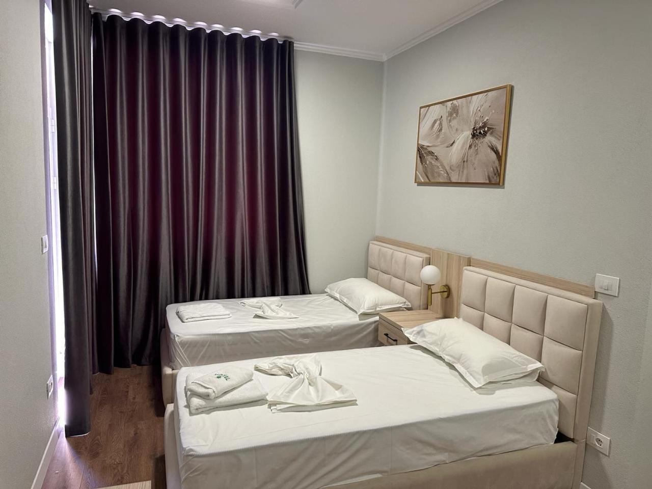 Hotel Dollari Kryemëdhej Екстериор снимка