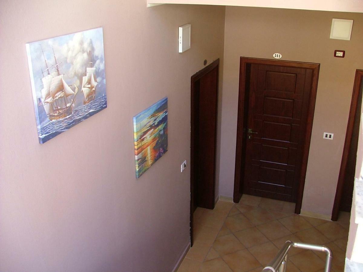 Hotel Dollari Kryemëdhej Екстериор снимка
